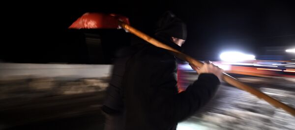 Күрөк көтөргөн бала. Архив - Sputnik Кыргызстан