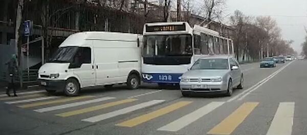 Троллейбус задел бус, а тот сбил пешехода в Бишкеке, — видео - Sputnik Кыргызстан