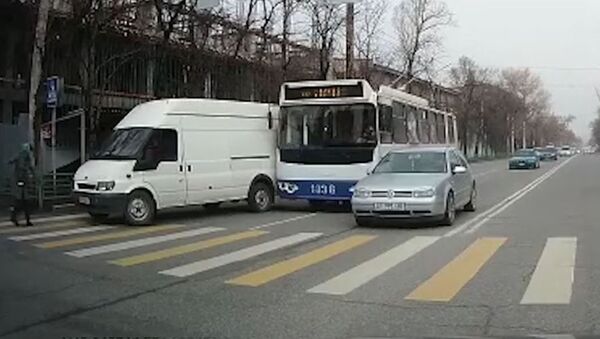 Троллейбус задел бус, а тот сбил пешехода в Бишкеке, — видео - Sputnik Кыргызстан