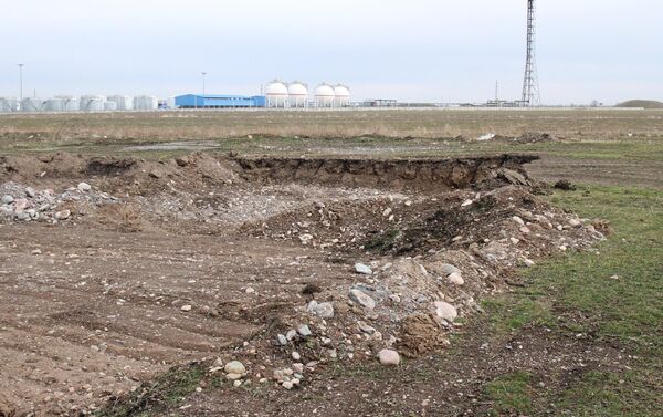 Руководству завода не раз выдавали предписания об отгораживании исторического захоронения, но никаких изменений нет. - Sputnik Кыргызстан
