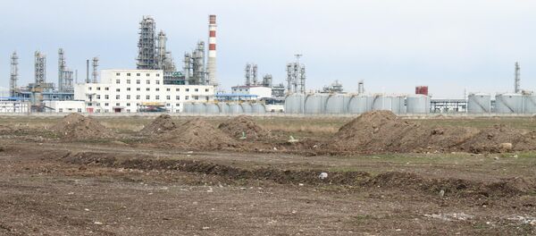 Чүй облусунун Кара-Балта шаарындагы Чайна Петроль Компани Жунда мунай иштетүүчү заводу. Архив - Sputnik Кыргызстан