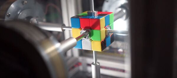 Как собрать кубик Рубика за 0,38 секунды — видео - Sputnik Кыргызстан