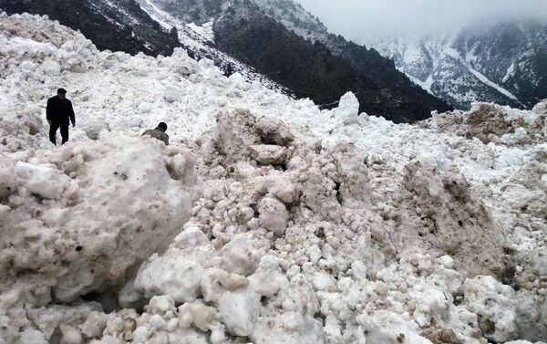 Снежная масса накрыла большую часть автодороги - Sputnik Кыргызстан
