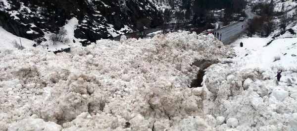 Сход лавины в ущелье Чычкан на автодороге Бишкек — Ош - Sputnik Кыргызстан