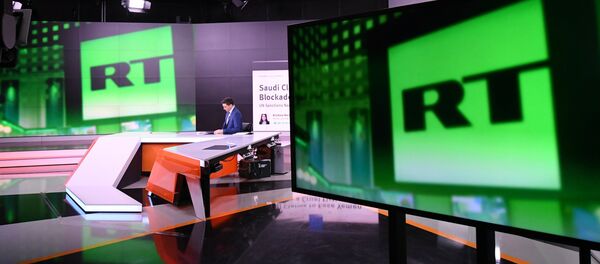 Ведущий в студии телеканала Russia Today в Москве. Архивное фото - Sputnik Кыргызстан