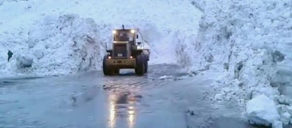 Бишкек — Ош жолун тосуп калган тоодой кар көчкүнүн видеосу чыкты - Sputnik Кыргызстан