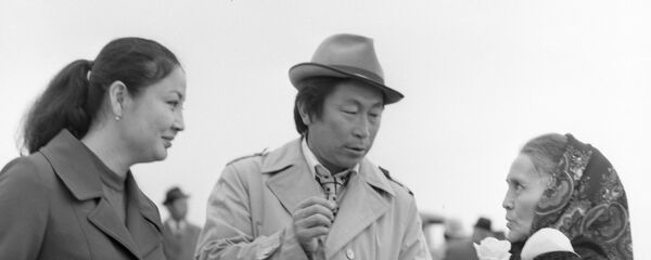 Океев, Күмүшалиева жана Турсунбаеванын таберик сүрөтү Океев, Күмүшалиева жана Турсунбаеванын таберик сүрөтү - Sputnik Кыргызстан