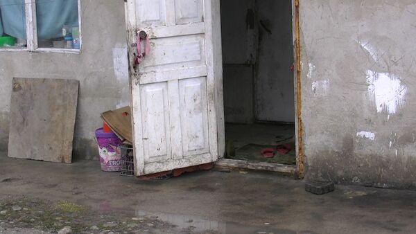 Зимой стирала вещи на улице — соседка об избитой 8-летней девочке. Видео - Sputnik Кыргызстан