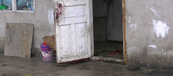 Түнт эле, элден коркуп турчу. Коңшулары сабалган кыз боюнча айтып беришти. Видео - Sputnik Кыргызстан