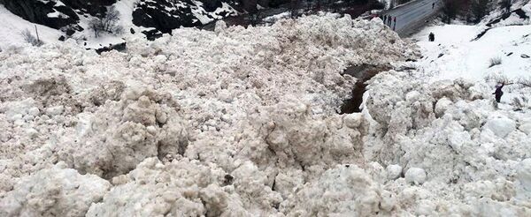 Застрявшие на трассе Бишкек — Ош переходят через лавину пешком. Видео Застрявшие на трассе Бишкек — Ош переходят через лавину пешком. Видео - Sputnik Кыргызстан