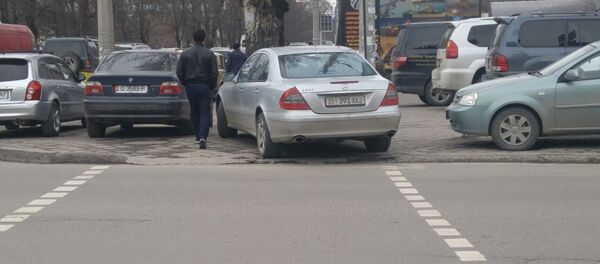 Неправильная парковка автомобилей в Бишкеке - Sputnik Кыргызстан