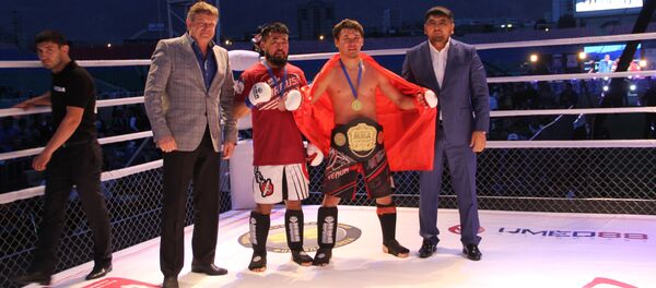 Кыргызстандын ММА жана Панкратион федерациясынын президенти, Дзюдо федерациясынын вице-президенти, Мухаммед Умар спорт клубунун жетекчиси Улукбек Өмүрзаков (оңдо) - Sputnik Кыргызстан