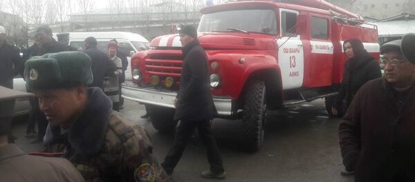 Ош шаарынын борбордук базарында өрт өчүрүү боюнча машыгуу өткөрүлгөнүн Өзгөчө кырдаалдар министрлигинен билдиршти Ош шаарынын борбордук базарында өрт өчүрүү боюнча машыгуу өткөрүлгөнүн Өзгөчө кырдаалдар министрлигинен билдиршти - Sputnik Кыргызстан