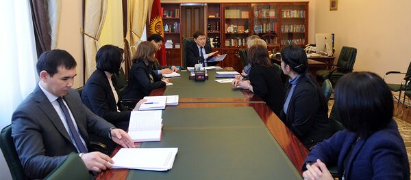 Премьер-министр Сапар Исаков Коопсуз жана туруктуу транспортунун Чыгыш альянсы уюмунун директору Эмма Мак Леннан менен жолугушуу учурунда - Sputnik Кыргызстан