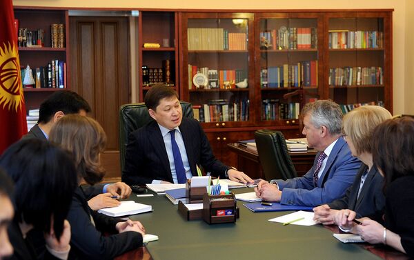 Премьер-министр КР Сапар Исаков встретился с директором Восточного альянса за безопасный и устойчивый транспорт (EASST) Эммой Макленнан - Sputnik Кыргызстан