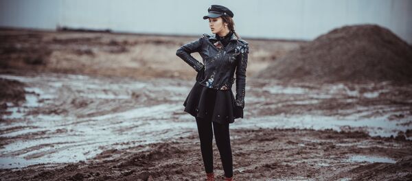 Проект модели в грязи —  подборка самых грязных районов столицы - Sputnik Кыргызстан