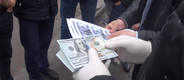 Видео задержания сотрудника ГСБЭП со взяткой в 5 тысяч долларов Видео задержания сотрудника ГСБЭП со взяткой в 5 тысяч долларов - Sputnik Кыргызстан