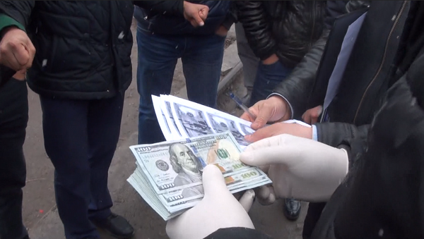 Видео задержания сотрудника ГСБЭП со взяткой в 5 тысяч долларов - Sputnik Кыргызстан