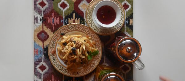 Оңой жана даамдуу: таңдайды такылдаткан чак-чак кантип жасалат. Видеорецепт - Sputnik Кыргызстан