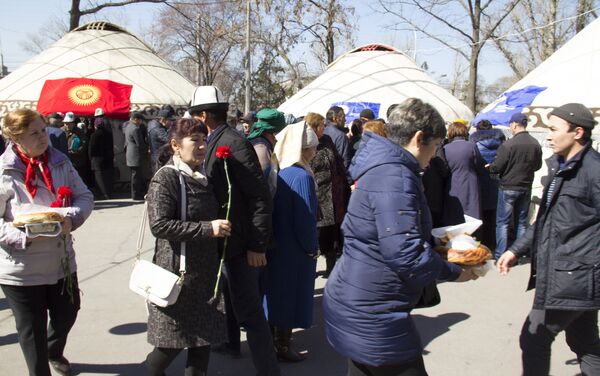 На митинге собрались более 300 человек, в том числе участники Апрельской революции, а также друзья и родственники погибших. - Sputnik Кыргызстан