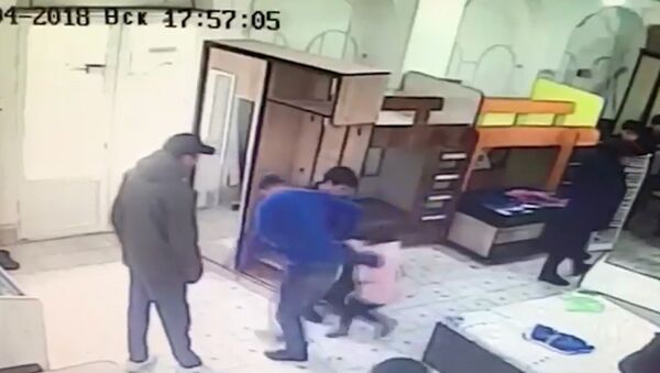 Драка в Оше: нападавший позволил дочке справить нужду в магазине? — видео - Sputnik Кыргызстан