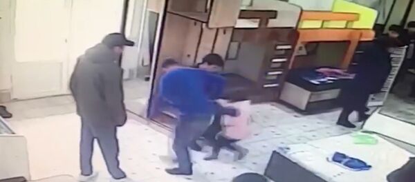 Драка в Оше: нападавший позволил дочке справить нужду в магазине? — видео - Sputnik Кыргызстан