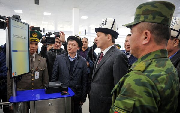 В рамках открытия глава правительства осмотрел новый зал и протестировал современную систему идентификации пассажиров по биометрическим данным - Sputnik Кыргызстан