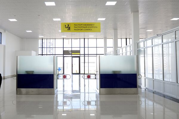 Директор аэропорта Ош Талантбек Ысаков рассказал, что современный зал приема пассажиров площадью 2 тысячи квадратных метров строили  пять месяцев. - Sputnik Кыргызстан