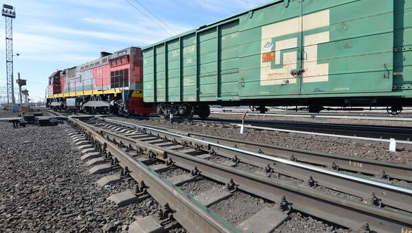 Тепловоз с грузовыми вагонами. Архивное фото - Sputnik Кыргызстан