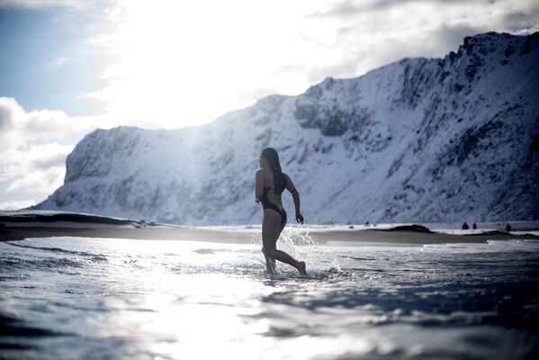 Купание в ледяной воде в Северной Норвегии - Sputnik Кыргызстан