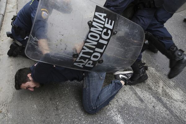 Афинада (Греция) полиция каршылык акциясына чыккандарды кармап кетти - Sputnik Кыргызстан