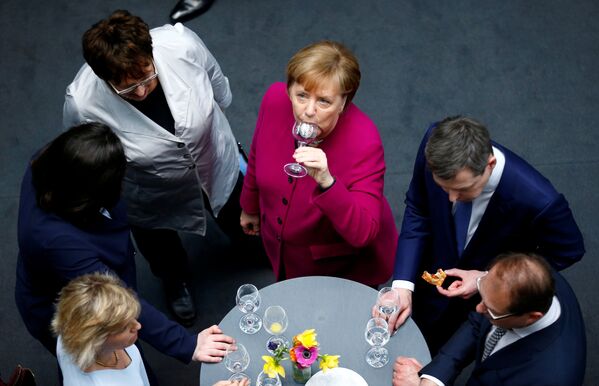 Германиянын канцлери Ангела Меркель Берлинде (Германия) коалициялык келишимге кол коюлгандан кийин - Sputnik Кыргызстан