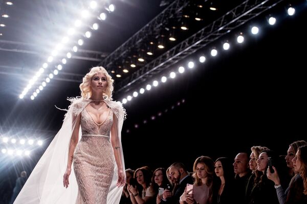 Москвада (Россия) өткөн Mercedes-Benz Fashion Week Russia мода жумалыгында модель Speranza Couture брендинин кийимин көрсөтүүдө - Sputnik Кыргызстан