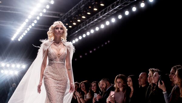 Москвада (Россия) өткөн Mercedes-Benz Fashion Week Russia мода жумалыгында модель Speranza Couture брендинин кийимин көрсөтүүдө - Sputnik Кыргызстан