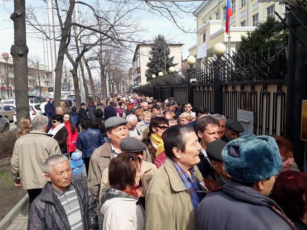 Фотофакт: огромная очередь у посольства России в КР — люди пришли голосовать - Sputnik Кыргызстан