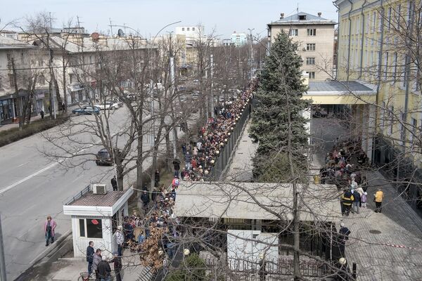 Фотофакт: огромная очередь у посольства России в КР — люди пришли голосовать - Sputnik Кыргызстан
