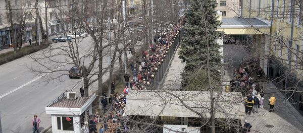 Фотофакт: огромная очередь у посольства России в КР — люди пришли голосовать Фотофакт: огромная очередь у посольства России в КР — люди пришли голосовать - Sputnik Кыргызстан