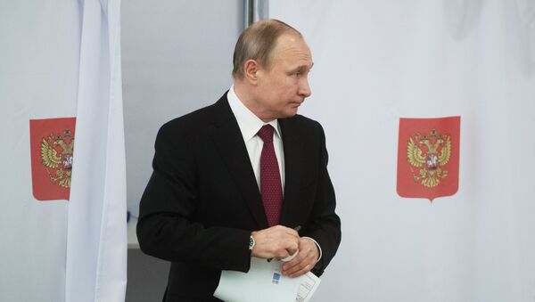 В. Путин проголосовал на выборах президента РФ - Sputnik Кыргызстан