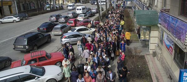 Огромная очередь на выборы президента РФ в Бишкеке — видео с дрона - Sputnik Кыргызстан