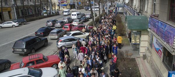 Бишкекте РФ президентин шайлайм деп келгендер 300-400 метрлик кезекке турушту - Sputnik Кыргызстан