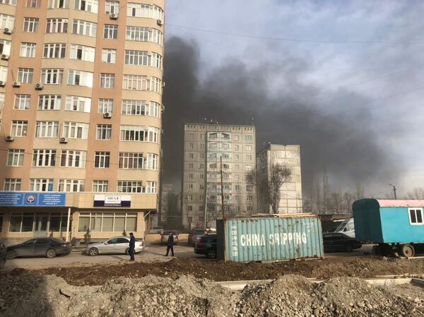 Пожар в строящемся здании в микрорайоне Тунгуч-2 - Sputnik Кыргызстан