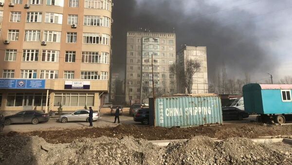 Пожар в строящемся здании в микрорайоне Тунгуч-2 - Sputnik Кыргызстан