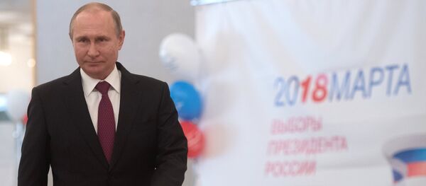 Президент РФ В. Путин принял участие в голосовании на выборах президента РФ - Sputnik Кыргызстан
