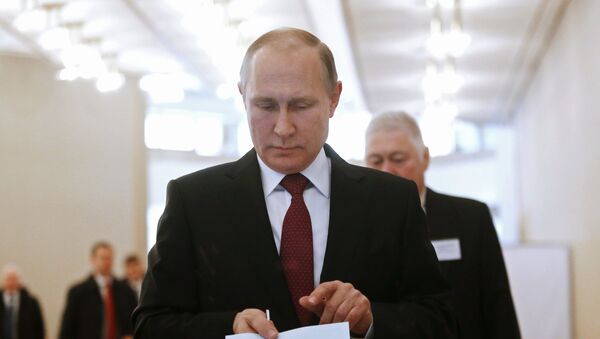 Россиянын президенти Владимир Путин добуш берүү учурунда - Sputnik Кыргызстан