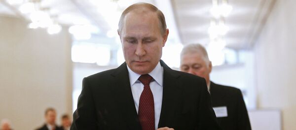 Россиянын президенти Владимир Путин добуш берүү учурунда - Sputnik Кыргызстан