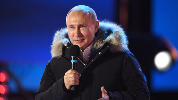 Президент РФ В. Путин посетил митинг-концерт в Москве, посвященный годовщине воссоединения Крыма с Россией - Sputnik Кыргызстан