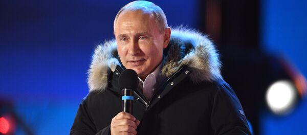 Президент РФ В. Путин посетил митинг-концерт в Москве, посвященный годовщине воссоединения Крыма с Россией - Sputnik Кыргызстан