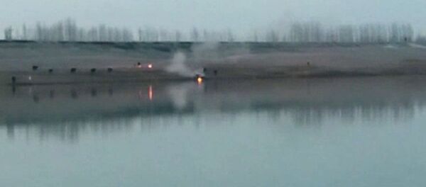 Балык уулоого келген тургун өрттөнгөн унаасын өчүрөм деп чөктүрүп жиберди - Sputnik Кыргызстан