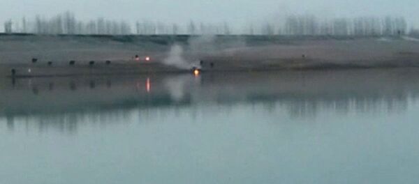 Как утопили горевшее авто — видео спасения машины в Джалал-Абаде - Sputnik Кыргызстан