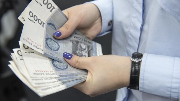Девушка перечитывает деньги. Архивное фото - Sputnik Кыргызстан